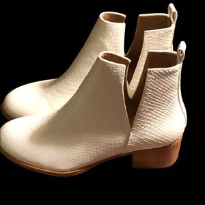 Short White  Faux  Leather  Boots size 8 no brand Name Unmarked